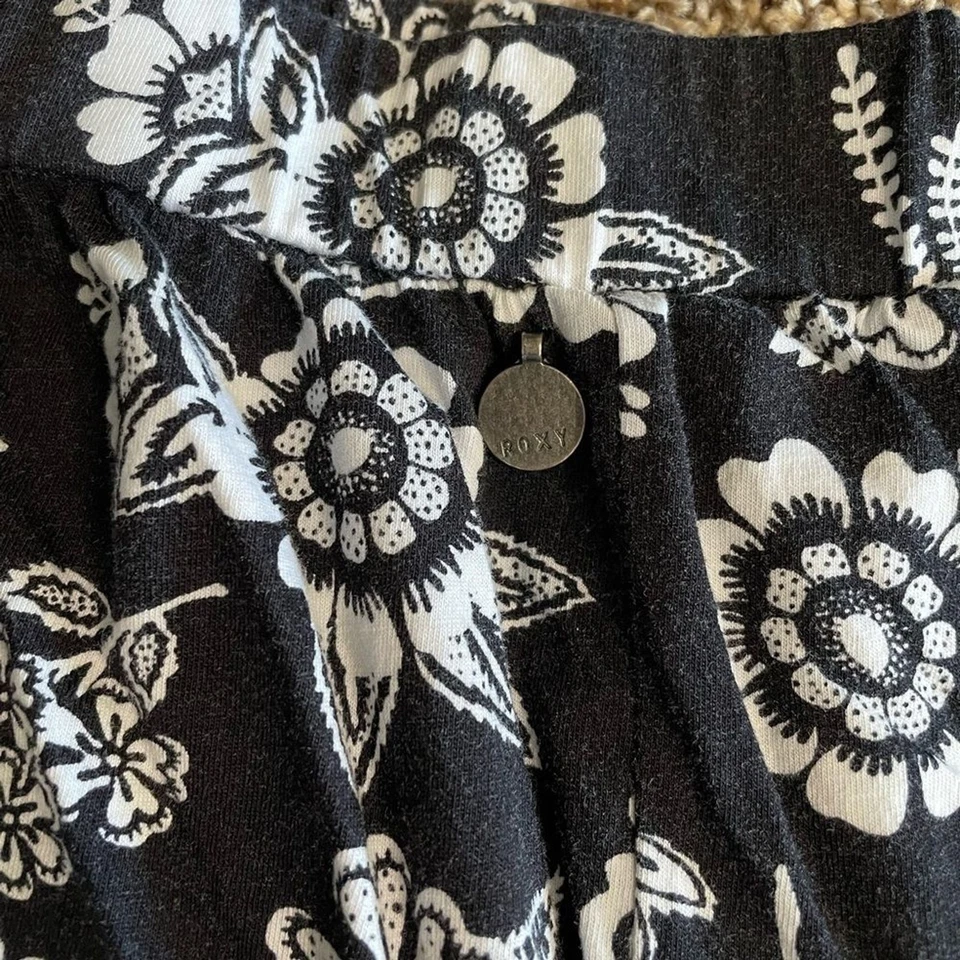 Saia floral preta pequena Roxy Girl - Imagem 3 de 4