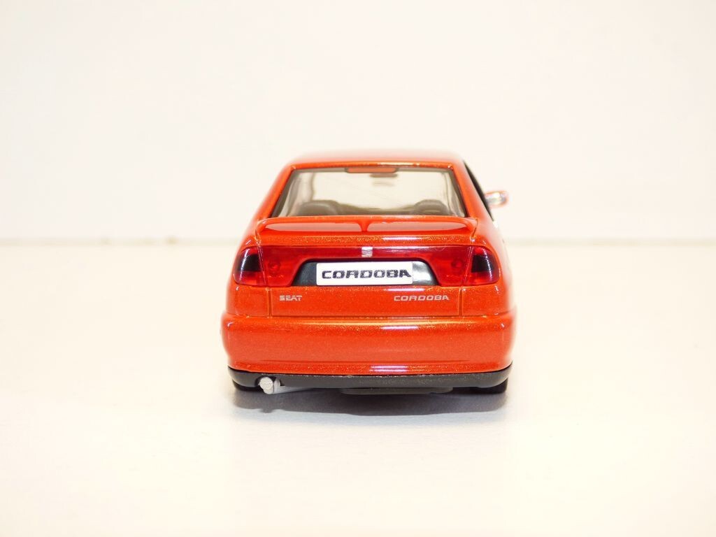SEAT Córdoba Miniaturauto 1:43 – Metallmodell Auf Sockel, In Displaybox | Für Sammler & Autofans