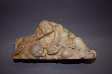 Lohan mit Shishi, China, Shoushan Stein, antik ca. 19. Jhd., 14cm