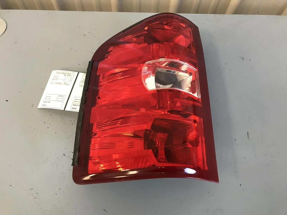 Conjunto de luz trasera izquierda usado se adapta a: camioneta Chevrolet Silverado 2500 2009 Foto 2 de 4