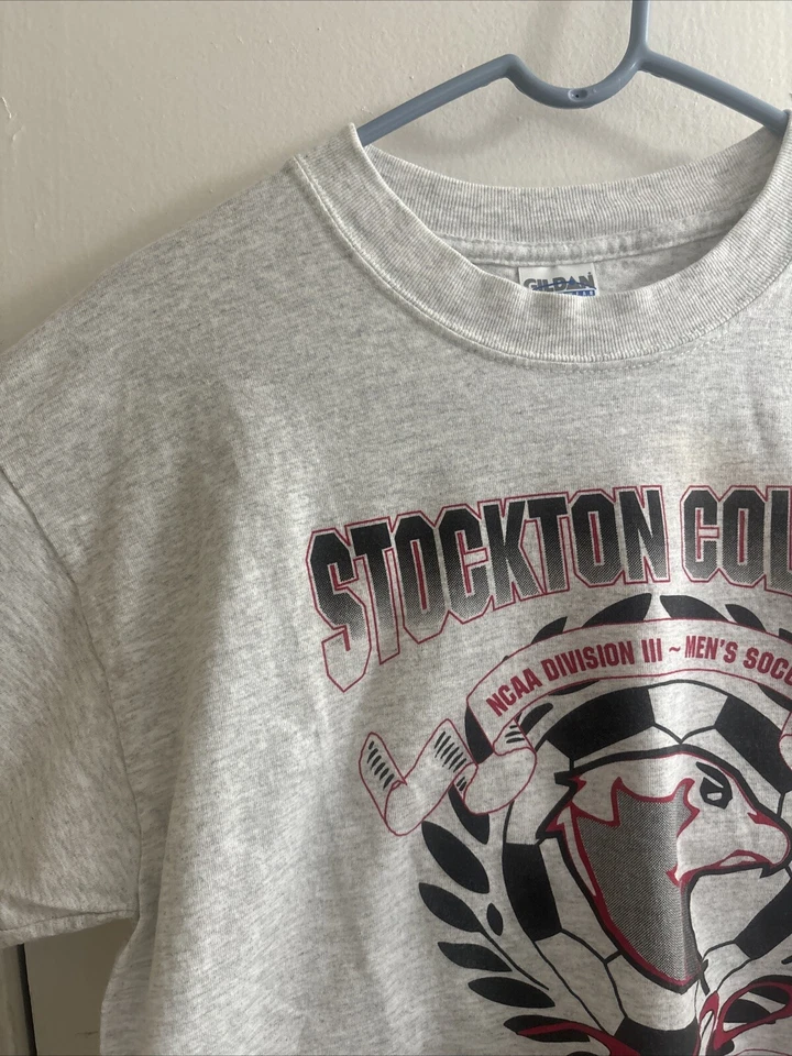 VTG STOCKTON COLLEGE/UNIVERSITY 2001 NCAA D3 ⚽️ NATL CHAMPS T SHIRT L FREE SHIP - Image 3 of 4