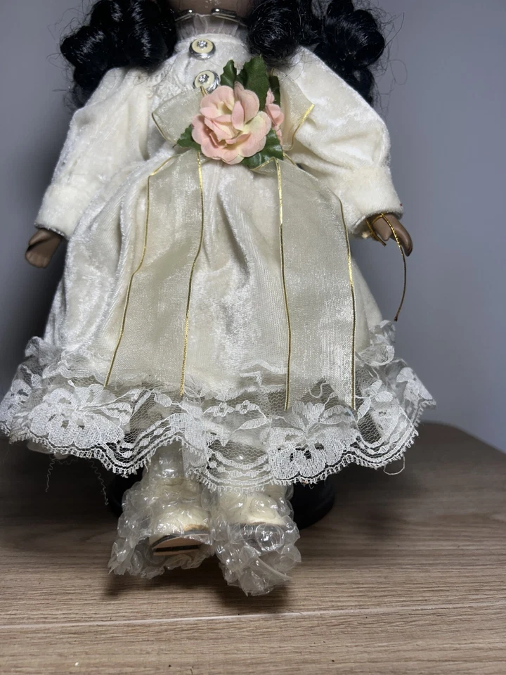 Muñeca de porcelana afroamericana Seymour Mann "The Connoisseur Doll Collection" Foto 4 de 4