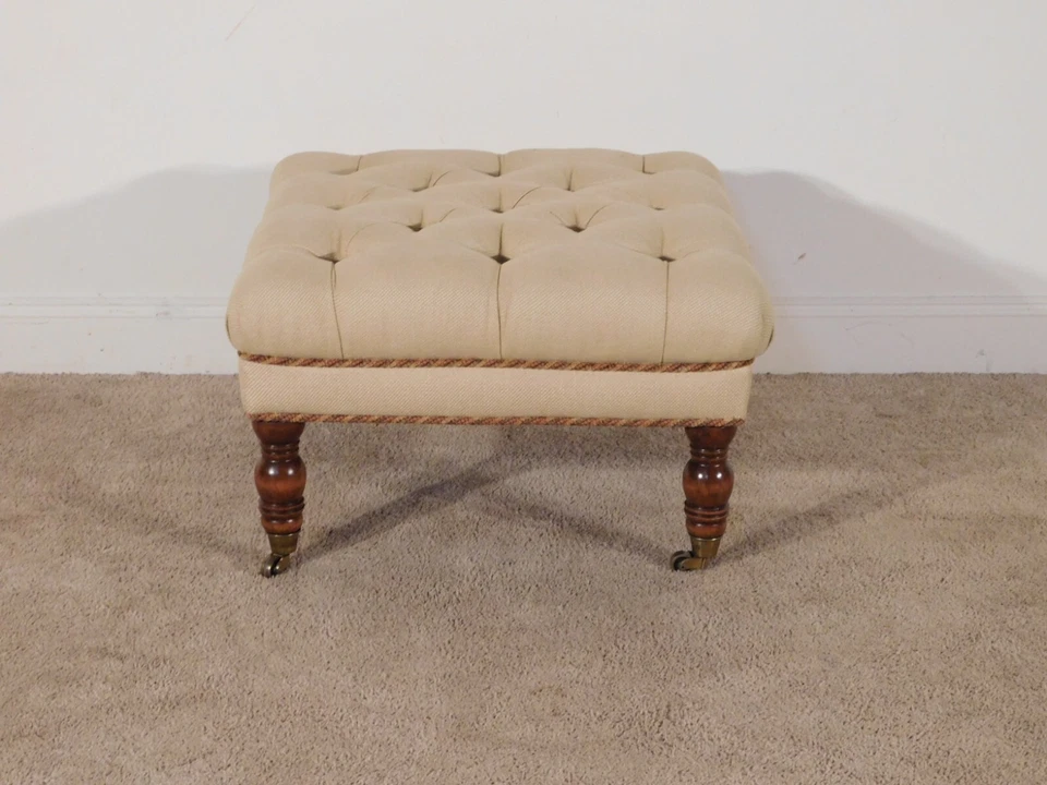 Reposapiés otomano HENREDON profundo acolchado con ruedas de latón pesado Foto 2 de 4