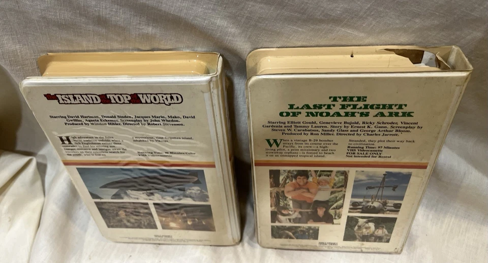 2 Disney VHS CLAMSHELL Island at the Top of the World - Last flight Noah's Ark - Image 3 of 4
