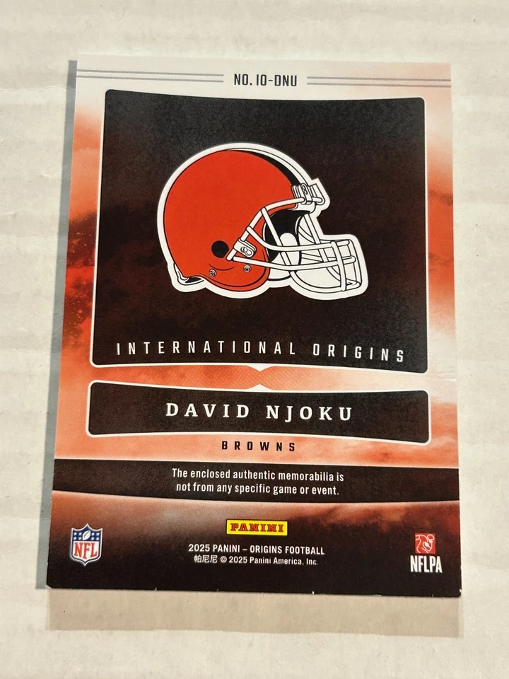 Parche Panini Origins David Njoku 65/99 International Prime 2025 azul marrón CS1 Foto 2 de 2