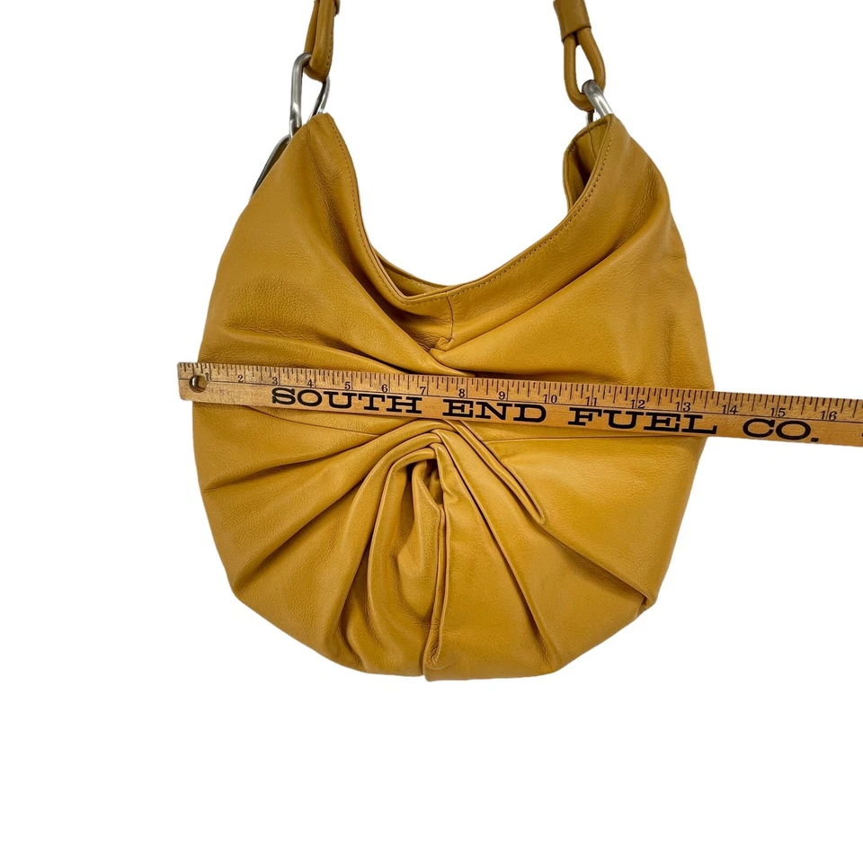 Cartera de cuero amarillo mostaza con volantes Sondra Roberts a mano 13" con bolso Foto 4 de 4