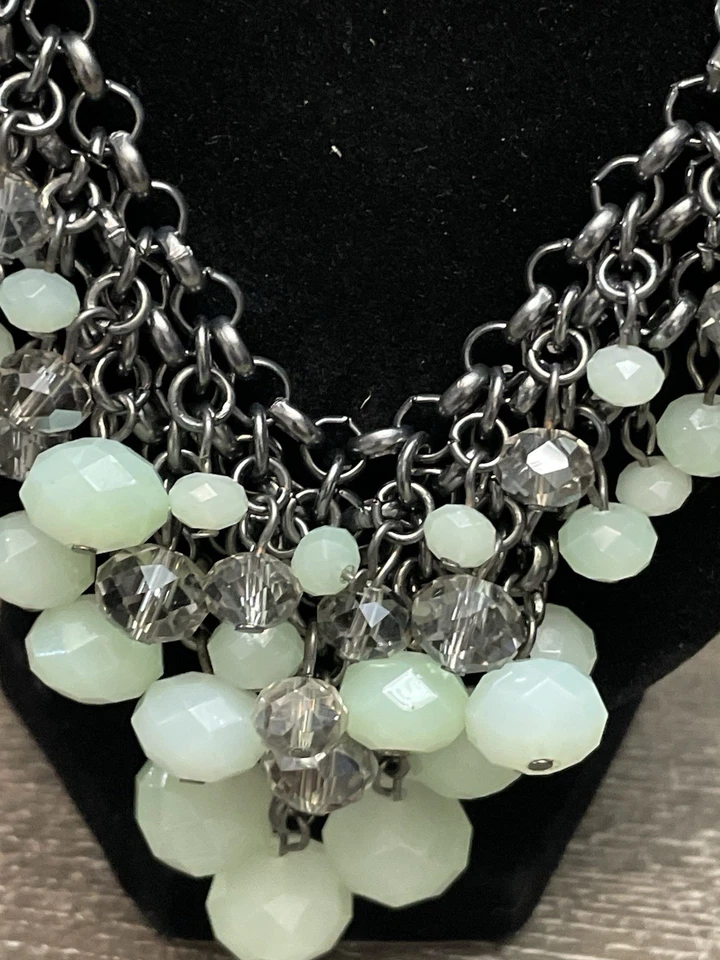 Collar con babero con cuentas verde menta Dana Buchman, cadena Gunmetal Foto 2 de 4