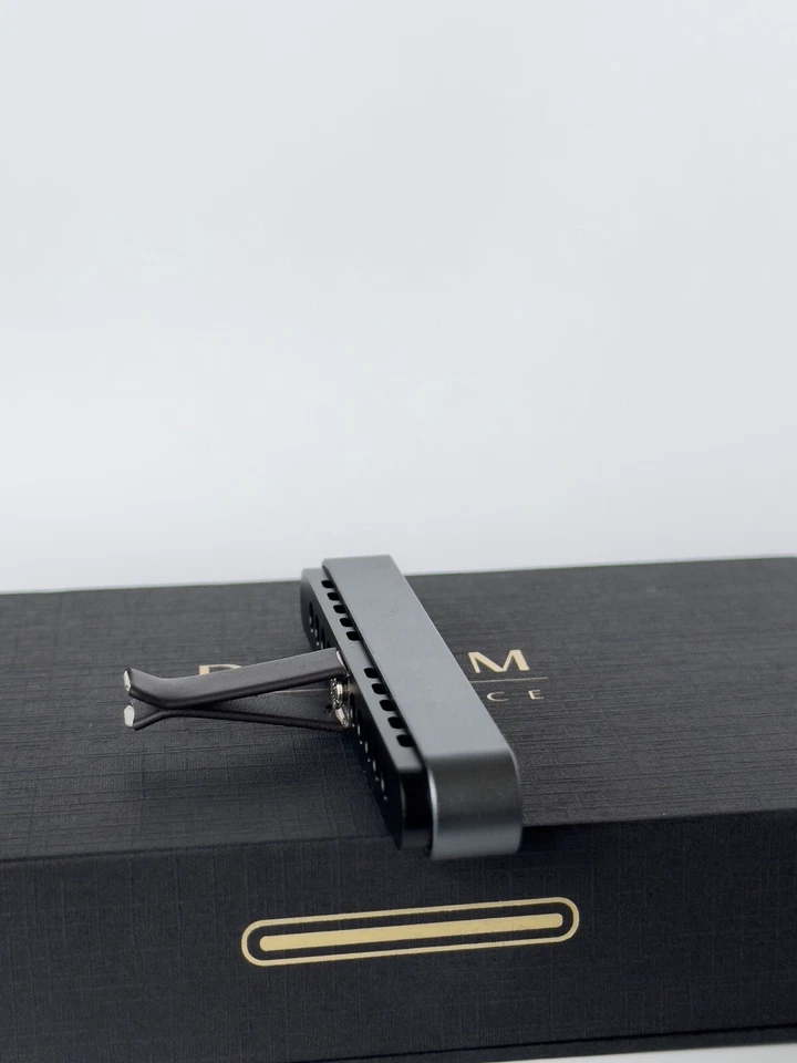 Difusor clip ventilación coche con aceite esencial vainilla oscura y madera misteriosa Foto 3 de 4