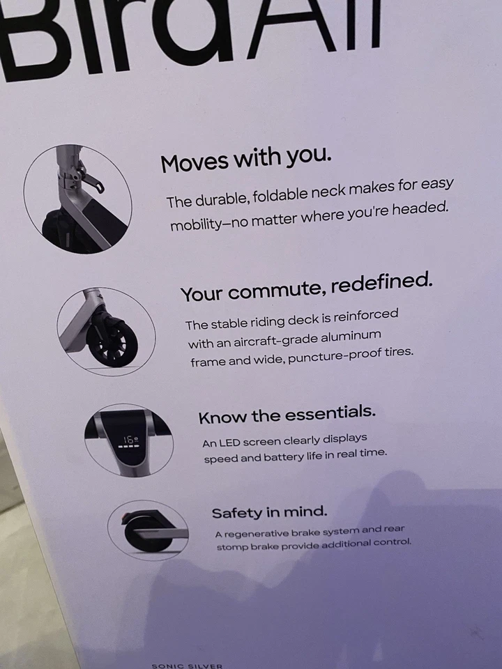 Scooter eléctrico Bird Air con rango de operación de 15,5 millas hasta 16 mph plateado sónico Foto 2 de 4