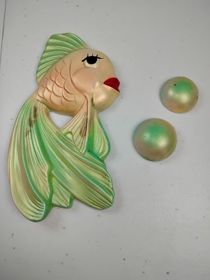 CHALKWARE 1964 MILLER STUDIO IRIDESCENT ANGEL FISH WITH 2 BUBBLES WALL HANGING