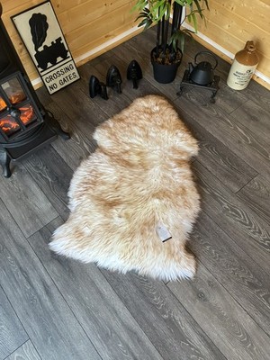 Brauner Schaffell Teppich - Wolfsspitze - Farbe Elfenbein - echtes Wollzeichen zertifiziert neu mit Etikett