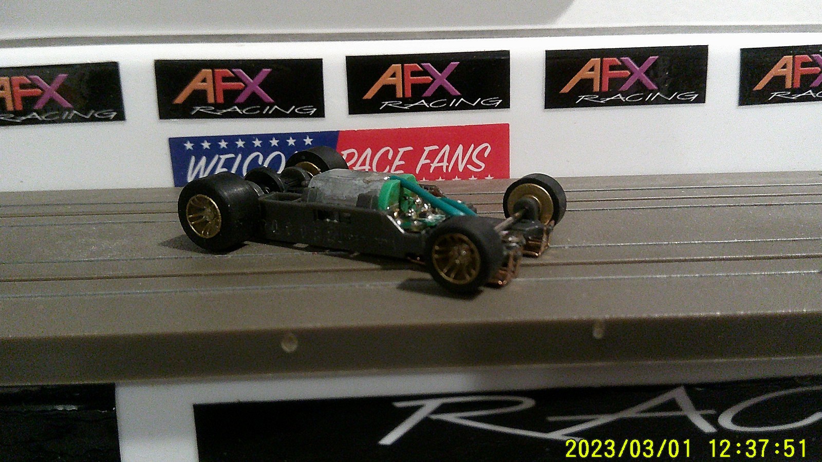 AFX RACING H.O. SCALE MEGA G+ 1.7 NARROW CHASSIS GOLD IN-LINE RIMS GREEN CAM