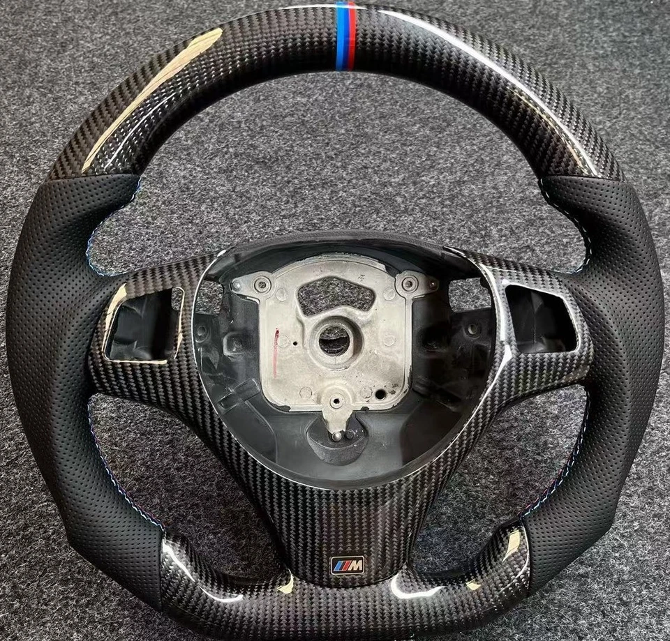 Volante de fibra de carbono para BMW E90 E92 E93 M3 328i 335i 135i con cubierta Foto 2 de 4