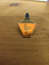 Pin’s pin badge ♦ Parfum 8 ème jour Yves Rocher
