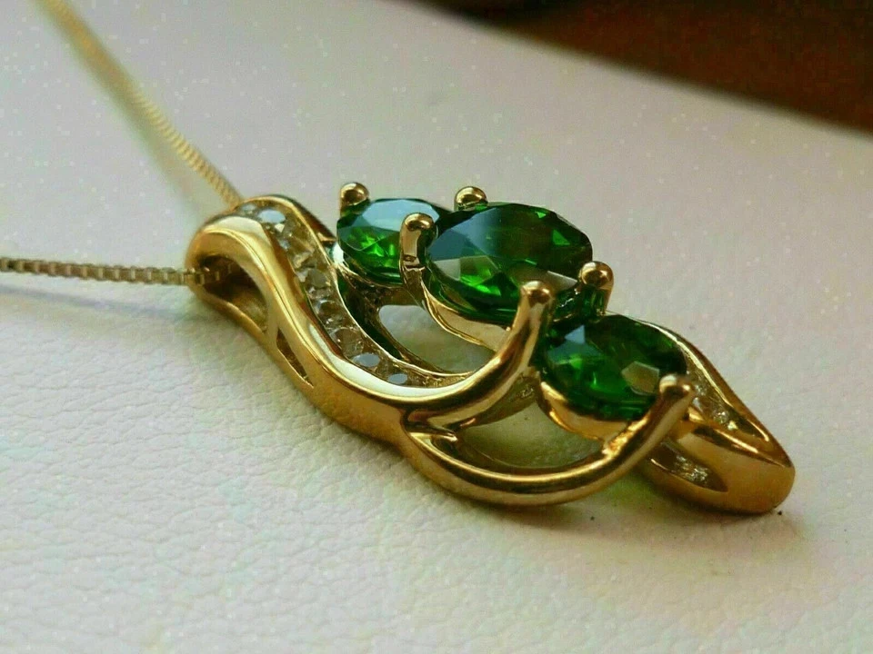 Colgante redondo de diamantes y esmeraldas creado en laboratorio de 2,20 quilates con cadena de oro amarillo de 14 quilates Foto 3 de 4