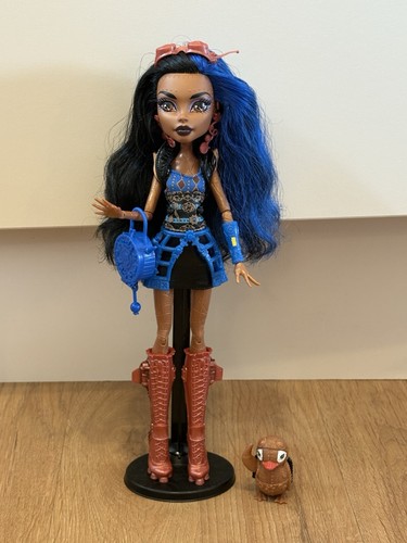 Monster High First Wave Robecca Dampfpuppe mit Tasche, Haustier und Ständer