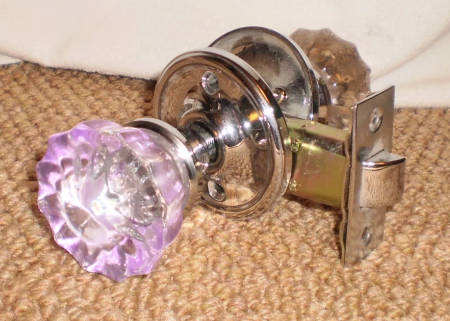 Conjunto de maçanetas de vidro antigo vintage 2" uma é de cor rosa e outra é transparente - Imagem 4 de 4