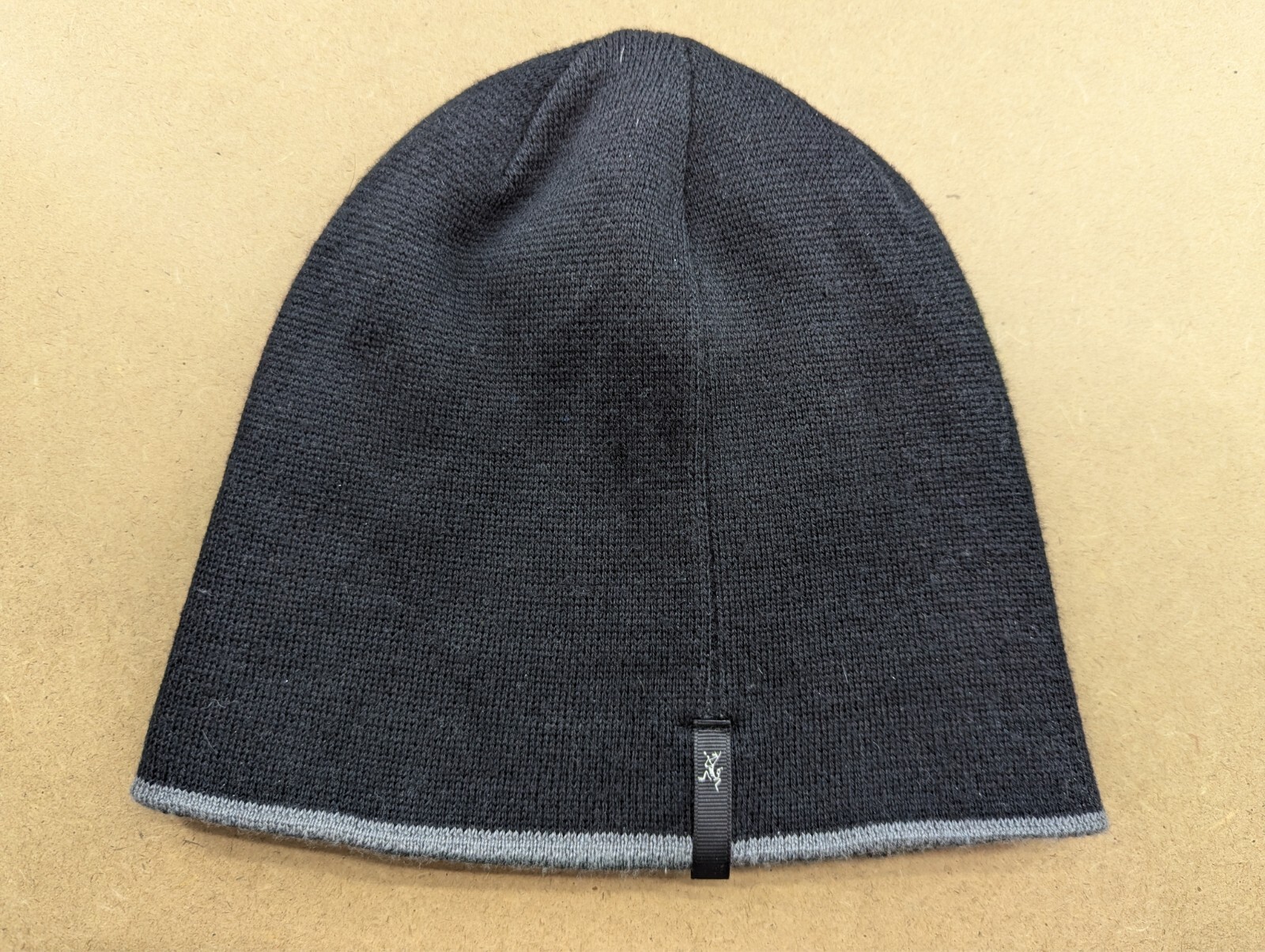 Cappello Arc'teryx Crest Toque Beanie taglia unica reversibile misto lana grigio nero