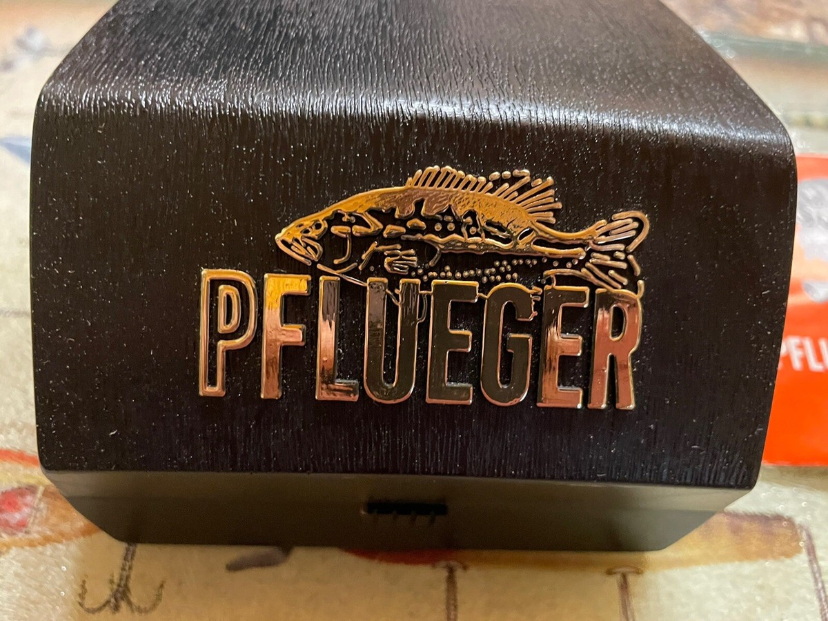Pflueger Supreme 1576 Free Spool In Clam Shell Case W / Inst