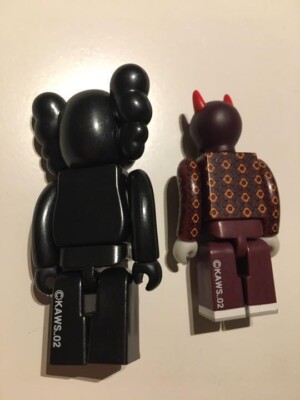 その他 Kaws Kubrick Medicom Toy Bus Stop 1 KAWS Kubrick Bus Stop Set 1 (KM001) • Silverback Gallery