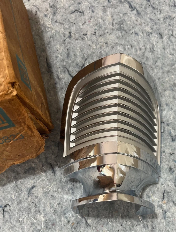 1968 年 NOS 雪佛兰 Impala Belair 比斯坎前挡泥板装饰 LH 3920823,带盒。 — 第 2/3 张图片