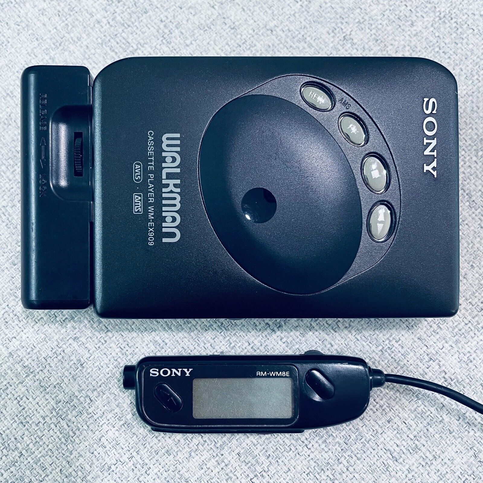 ソニーウォークマン 2個 (ジャンク品【SONY カセット ソニーウォークマン 2個 (ジャンク品【SONY カセット
