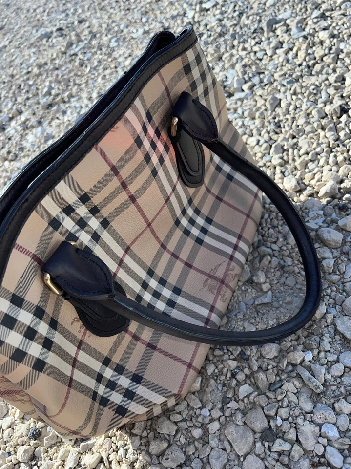 Burberry Monedero Haymarket Newfield Bolso de Mano de Lona Recubierta 9t 12 L 6 Foto 2 de 4