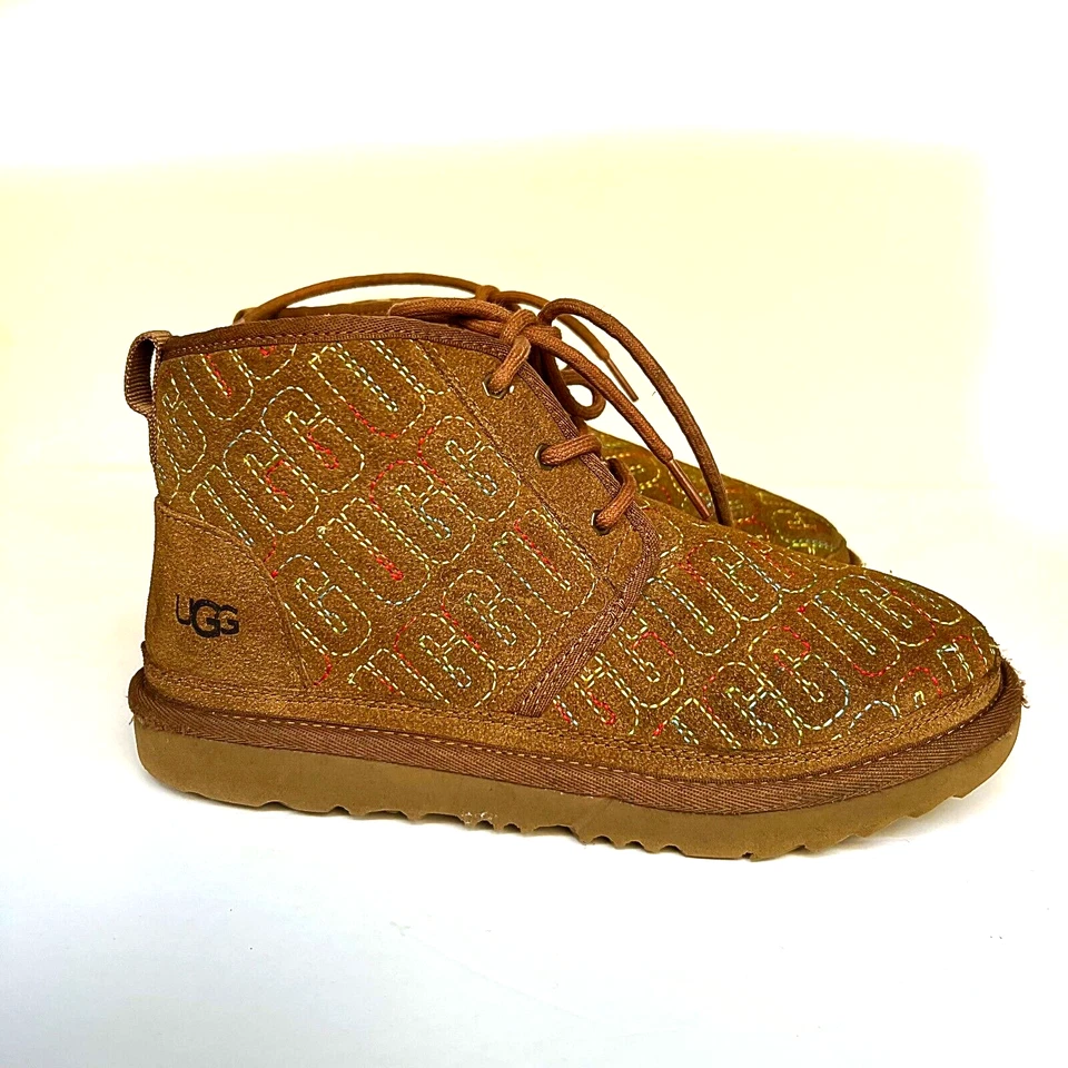 Botas de gamuza UGG Big Kids talla 5 marrón Neumel II puntada gráfica chukka 1116170K Foto 3 de 4