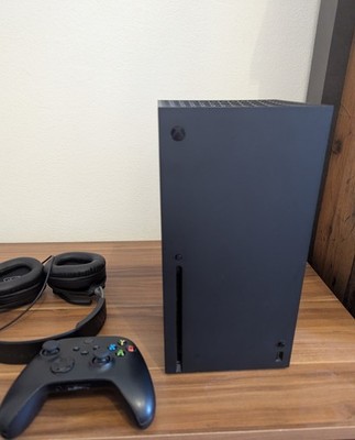 Microsoft Xbox Series X 1TB Heimkonsole Schwarz inkl. Controller und Kopfhörer.