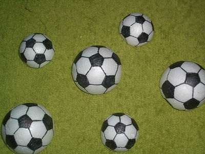 6 Fußbälle Deko Schultüte handmade 3 oder 4 cm (Halbkugeln) zum Basteln Styropor