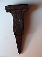 ANTICA INCUDINE FERRO BATTUTO CON PUNTALE PER CEPPO KG 1,52 ALTA CM 17,   2 FORI