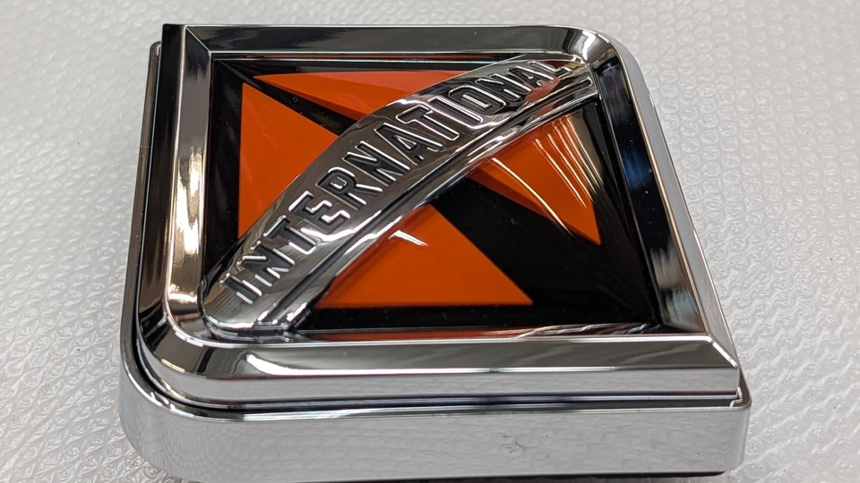 Adorno con logotipo de emblema de capó de camión genuino internacional diamante montaje de perno de carretera Foto 2 de 4