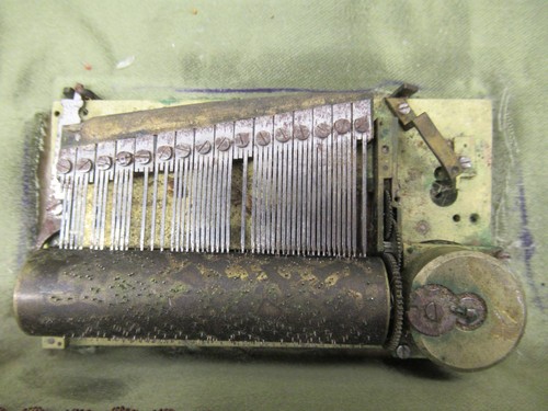 Antico francese del 1800? comò musicale intarsiato a forma di pianoforte, piedi sphynx 11,75" - Foto 18 di 18