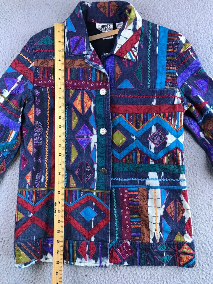 Chaqueta de mezclilla con retazos bordada con botones Chicos Designs para mujer talla 0 Foto 3 de 4