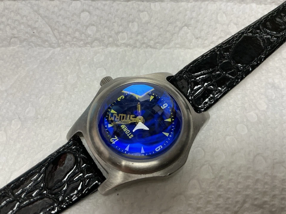 Hermoso reloj Storm para mujer esfera tono plata esfera azul impecable estado Foto 2 de 4
