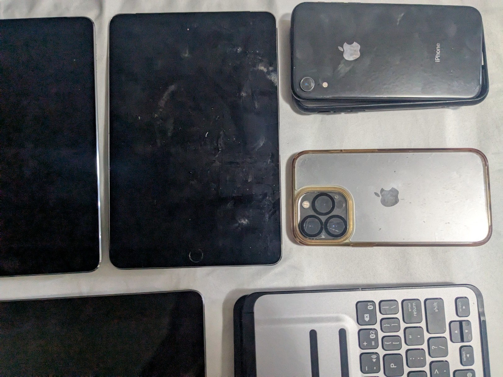 iPads & iPhones Lot (Save it for Parts Edition) 3 minis 2 regulars and 2 phones!