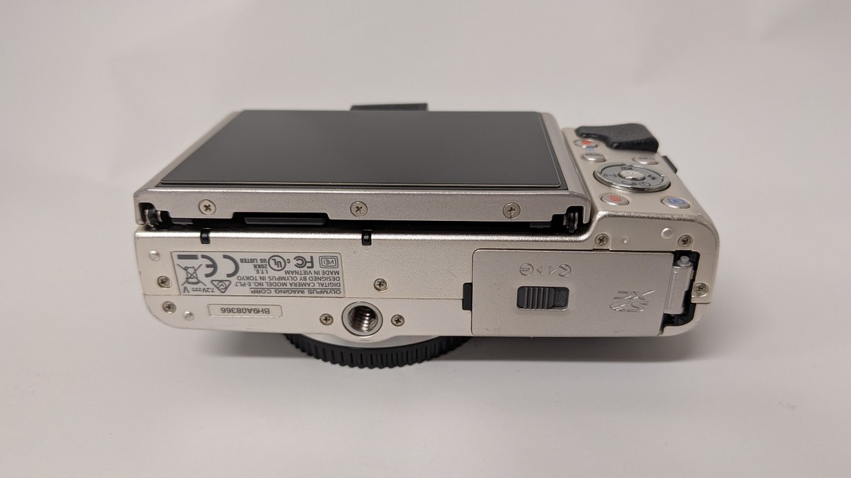 Olympus PEN Lite E-PL7 body, Silver, around 10,000 clicks (read