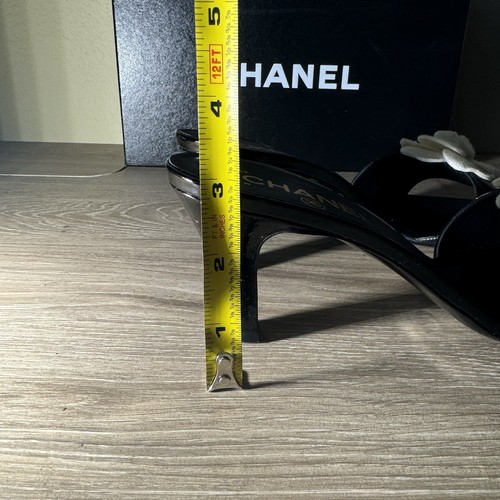 CHANEL Pelle Verniciata Nera con Ecrù Camelia Slip On Mule Tacco 3" Tg 39 Con Scatola - Foto 13 di 15