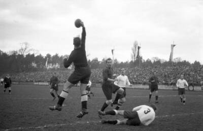 An action scene from match between Kickers Offenbach SpVgg Fuerth - 1951 Photo 3