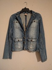 Vintage denim jacket with beautiful flower embroidery.