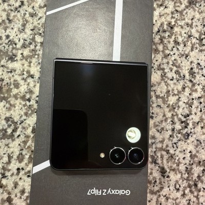 NEW Samsung Galaxy Z Flip 7 - 256 GB - Jetblack (Verizon) Please