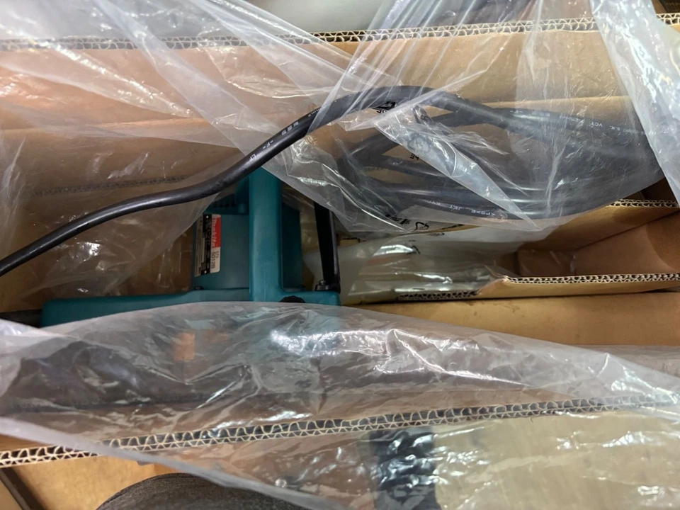 Makita 5012B Electric Chain Saw 300mm 12" Bar New Japan 100V Chainsaw Tool - Image 3 of 4