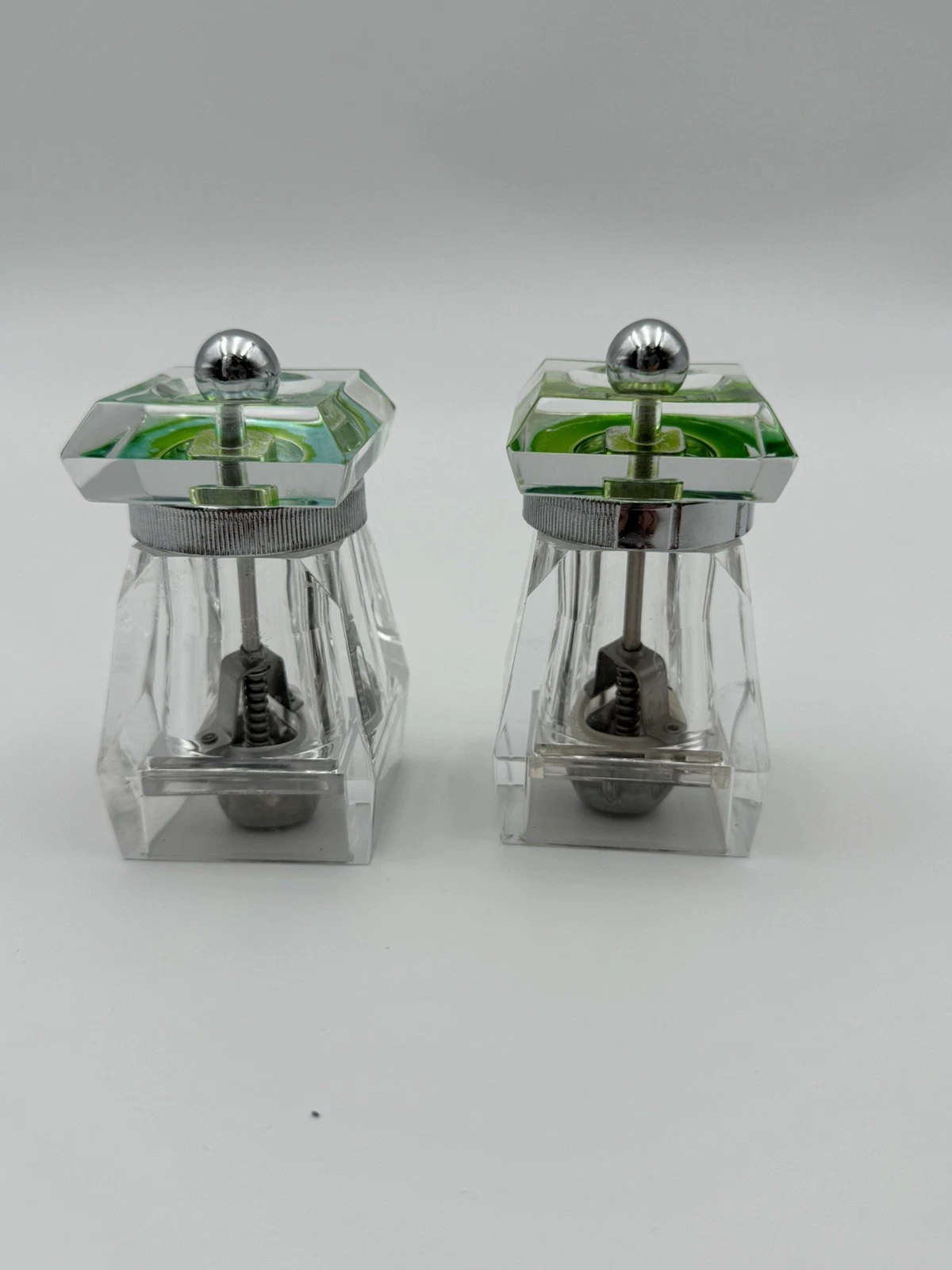 W.M. Bounds Vintage Pepper Salt Grinder Lucite 3" Tall Clear Green Kitchen