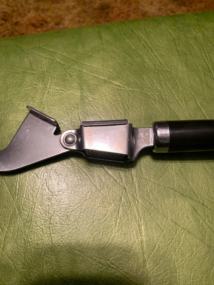 Prensa de ajo KitchenAid negra y de acero inoxidable de alta resistencia con cesta extraíble Foto 3 de 4