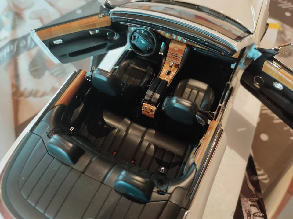 Bentley Azure Bianco Cabrio 2006 scala 1/18 Minichamps usato con scatola. Raro. - Immagine 4 di 4