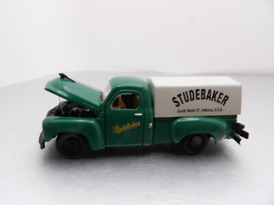 1949 STUDEBAKER 2R TRUCK    2016 CASTLINE M2 MACHINES AUTO-LIFT    1:64 DIE-CAST