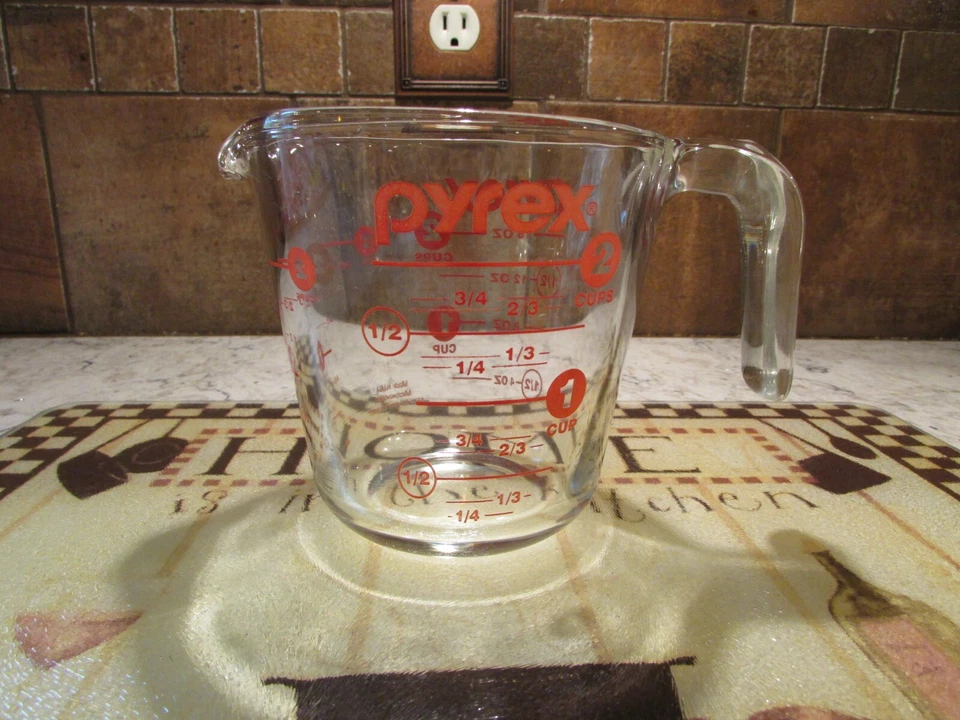 PYREX Vintage Glass Measuring Cup 2 Cup Red Letters - Image 2 of 4