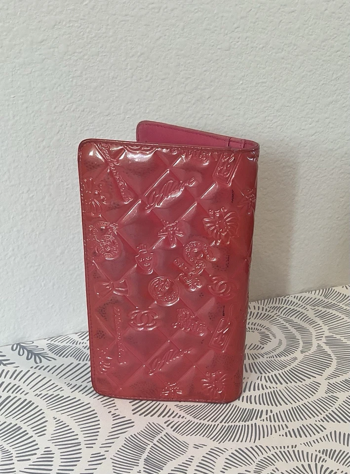 Carteira bifold Chanel Lucky Charms couro envernizado - Imagem 3 de 4