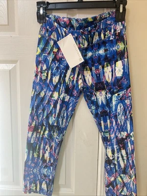 *NWT* Fabletics Salar Capri Activewear Gym Leggings Size Medium Geo Print RV $49 - Image 1 of 4