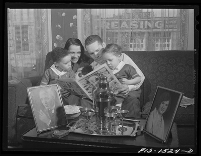 Photo:Chicago Illinois Red Saunders family reading comics at home 1942